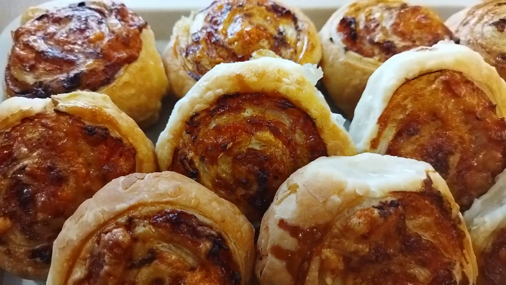 Рулет из слоёного теста с колбасой и сосисками смотреть онлайн