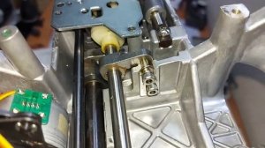 Ремонт швейной машины Juki F600 замена шестерни привода челнока часть 2