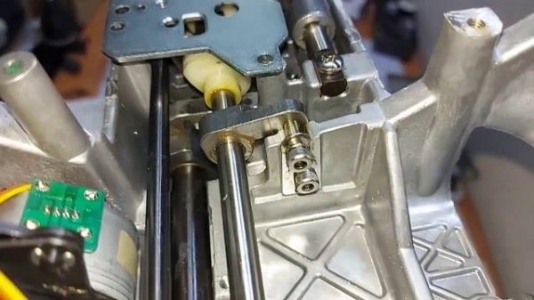 Ремонт швейной машины Juki F600 замена шестерни привода челнока часть 2