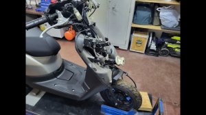 обслуживание переднего тормоза и замена масла в перьях  вилки Yamaha JOG AY 01