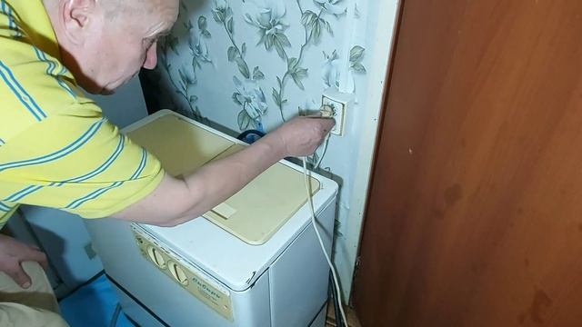 Нашли в сарае старую рабочую стиральную машину из ссср и решили устроить стирку белья смотреть онлайн