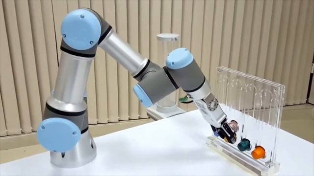 Коллаборативный робот Кобот от Universal Robots делает кофе смотреть онлайн