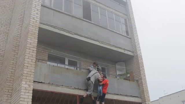 Пожар в районе мебельной фабрики. 25.06.2015. Добровольцы спасают ребёнка