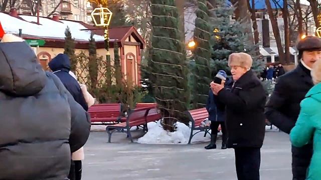 ПЕРВАЯ ЛЮБОВЬ НЕ ЗАБУДЕТСЯ!???/ТАНЦЫ В ПАРКЕ ГОРЬКОГО ХАРЬКОВ ЯНВАРЬ 2022 смотреть онлайн