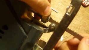 Как заменить пилку в  электролобзике