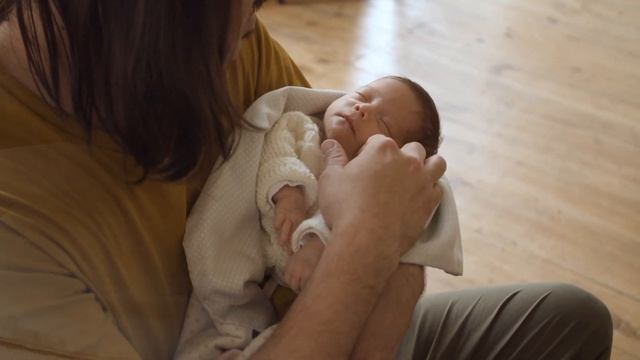 КАК ВЫСЫПАТЬСЯ С НОВОРОЖДЕННЫМ РЕБЕНКОМ | Какие ошибки могут мешать вашему ребенку спать хорош смотреть онлайн