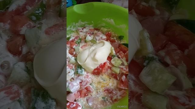 Омлет яичница с овощами и сосисками.