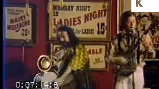 1970s USA Bar, People Drinking and Watching Banjo Band смотреть онлайн