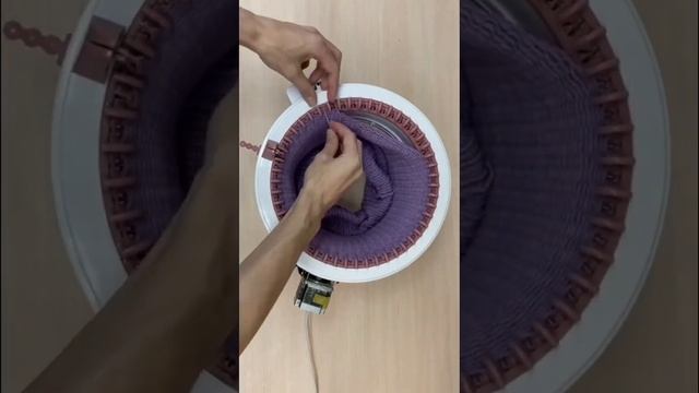 Автоматическая Вязальная Машина на Arduino, Первый тест, Вяжем шапку! смотреть онлайн