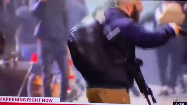 Беспорядки в Америке Сиэтл Протестующие захватили оружие из полицейской машины смотреть онлайн