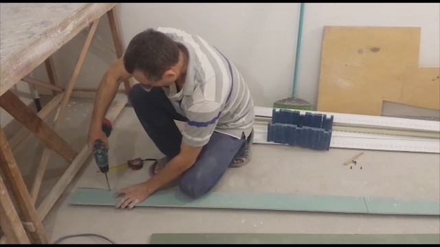 Как закрыть карниз потолочным плинтусом - часть 1 смотреть онлайн