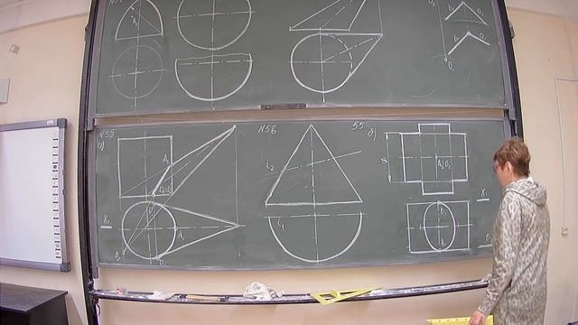 Начертательная геометрия. Частные случаи пересечения поверхностей. Задача 55б смотреть онлайн