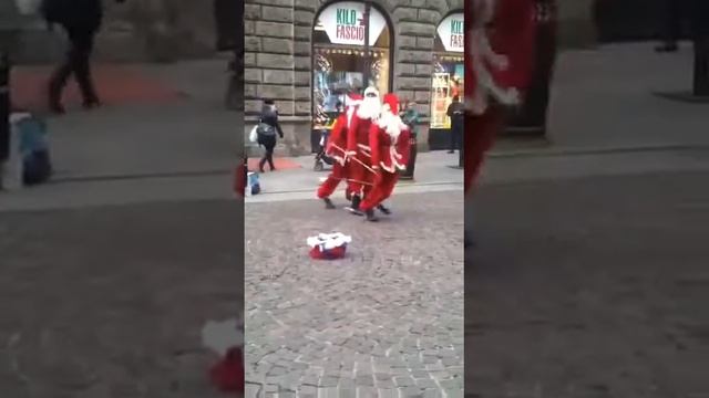 Танцы трех санта клаусов смотреть онлайн