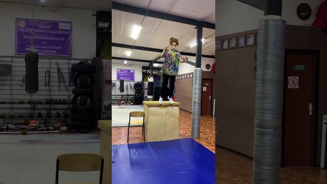 Спрыгнул, спрыгнул, спрыгнул... получи палкой! смотреть онлайн