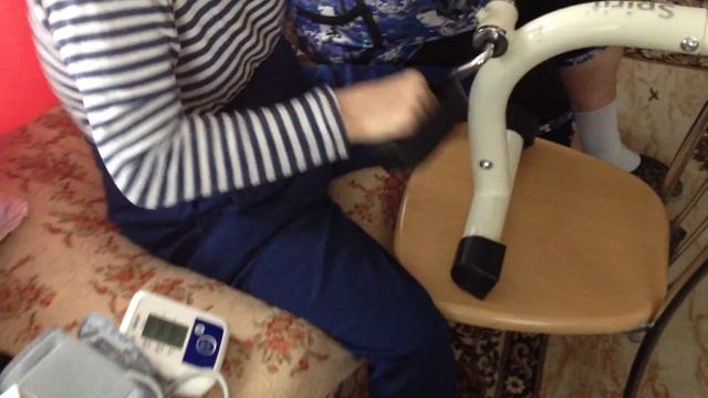 Реабилитолог Юрий Жидченко. Реабилитация после повторных инсультов. Педальный тренажер (руки)