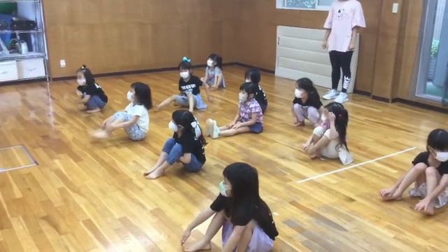 猫ジャンプ リトミック体操日曜日クラス キッズガーデン武蔵小杉教室 指導 梶原和歌子 小林杏純 石田恵也 深野朋果 2021,9,5 смотреть онлайн