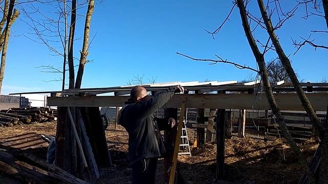 Cтроим навес, срезаем лук. Жизнь в деревне кипит!!! смотреть онлайн