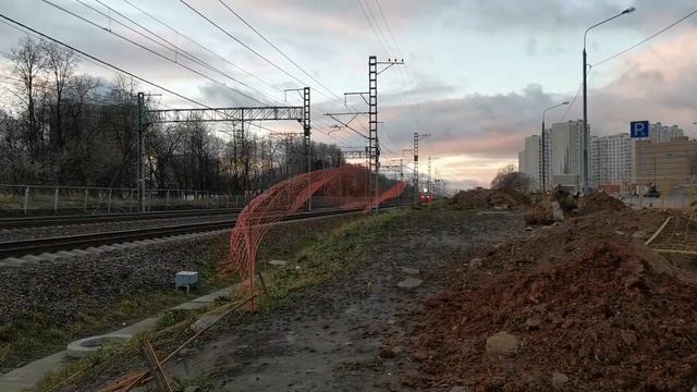Поезд ЭС2Г-0152 "Ласточка" едет в сторону станции "Отанкино" проезжая мимо промзоны! смотреть онлайн