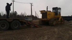 Дороги Севера. Погрузка трубоукладчика на трал..