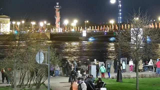 Вечер в Санкт-Петербурге. Горят Ростральные колонны в честь чемпионства Зенита. смотреть онлайн