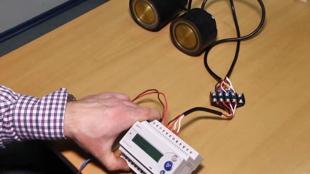 Регулятор DEVIreg™ 850 IV - керування зовнішніми системами сніготанення та антизледеніння