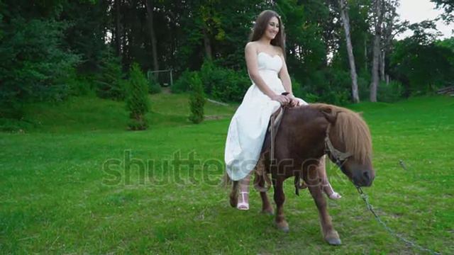 the-girl-is-riding-a-pony смотреть онлайн