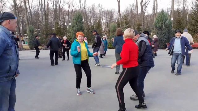 ПО ПЯТЬДЕСЯТ ПОТОМ ПО СТО!??ЗАЖИГАТЕЛЬНЫЕ ТАНЦЫ В ПАРКЕ ГОРЬКОГО ХАРЬКОВ АПРЕЛЬ 2021