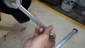 Очень просто! Как снять поменять насадку нож в бензокосе триммер.