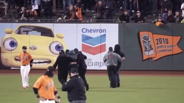 Giants fan on field breaks security guard's leg смотреть онлайн