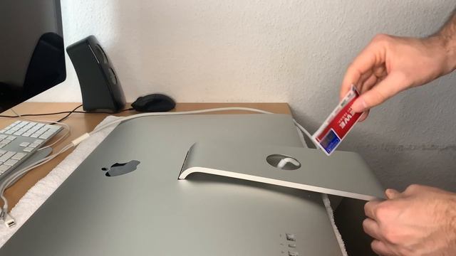How to easily remove and re-install Apple Thunderbolt Display or iMac stand смотреть онлайн