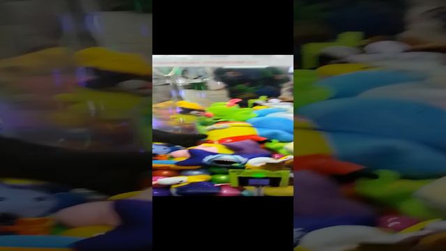 Ужасный автомат-хватайка сам отдаёт игрушки!!! Shorts с хватайкой! смотреть онлайн