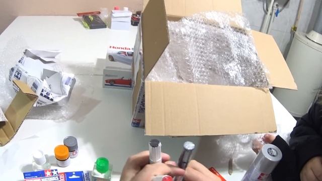 Краски, инструменты, модель автомобиля в масштабе 1/24 Honda s 2000 смотреть онлайн