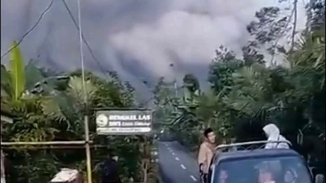 Извержение вулкана Семеру произошло на острове Ява в Индонезии смотреть онлайн