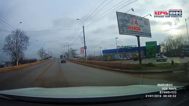 Лихач в Керчи: на красный свет без тормозов смотреть онлайн