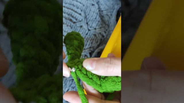 вяжем крючком, на заднем плане дете играет сагатами,) Угадайте что или кто получится? смотреть онлайн