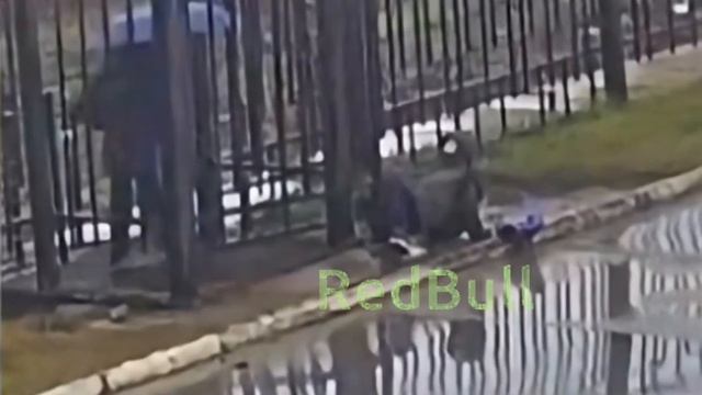 кайфово я упал в лужу,а я опаздвал в школу.Пришлось вернуться и переодеться:( смотреть онлайн