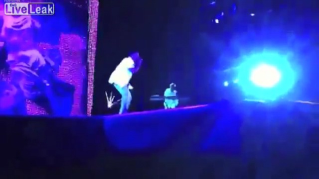 Канье Уэст упал на сцене смотреть онлайн