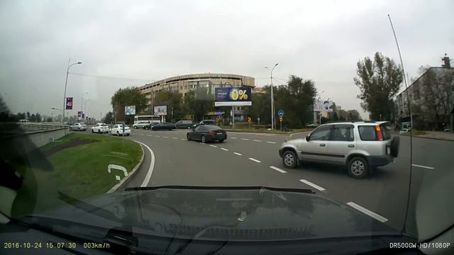 выезд с кольца кругового движения в Алматы смотреть онлайн