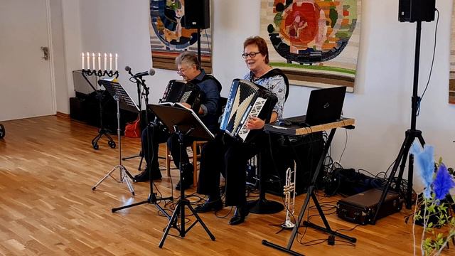 Musikcafé på Alegården i Bjuv - Ute i naturen смотреть онлайн