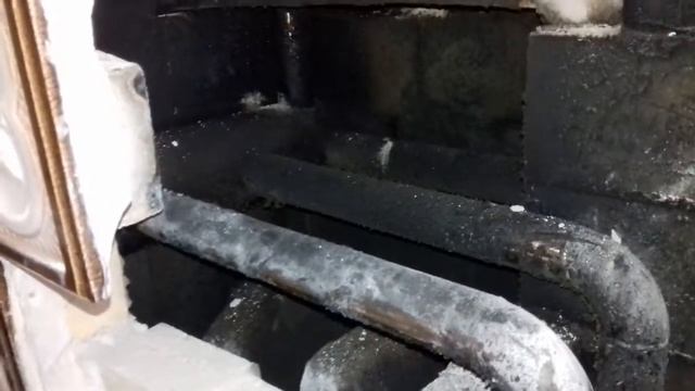 Частичный разбор изразцовой печи . Заказчик утверждает течет регистр.