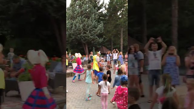 Ноги сами пускаются в пляс, танцуют все! Отель Демерджи смотреть онлайн