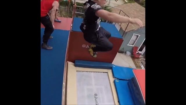 This Is So Awesome! O Trampoline Madness смотреть онлайн