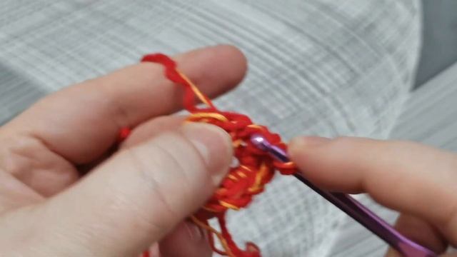 А из остатков пряжи я связала интересный коврик под елочку! ??? смотреть онлайн