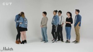 Люди Целуются с Незнакомцами