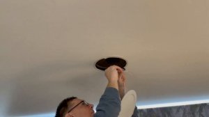 Как заделать дыру в натяжном потолке.