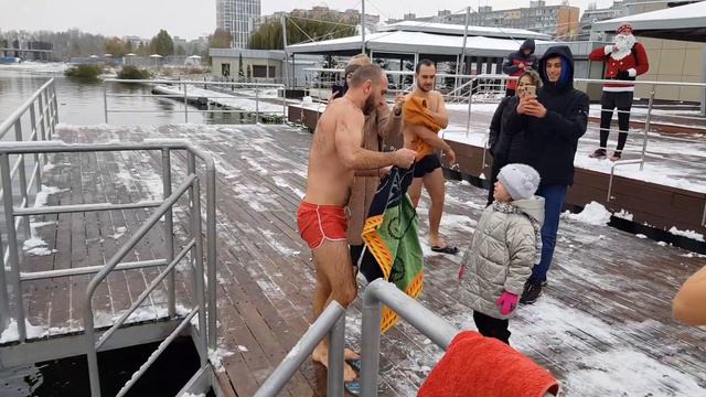 Первый снег и зимнее купание в Днепре смотреть онлайн
