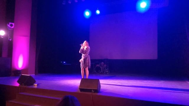 Шагает парень смотреть онлайн