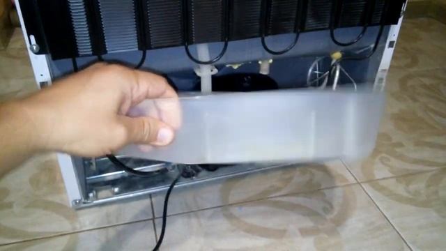 Как снять поддон/емкость для талой воды в холoдильнике Whirpool WBE 3325 NF W смотреть онлайн