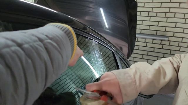 ? Можно ли открыть стекло авто скотчем? Рабочий способ или нет? Вскрываем окно автомобиля скотчем смотреть онлайн