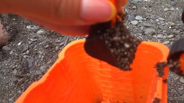 Игрушечные машинки и экскаватор строят песочный замок смотреть онлайн